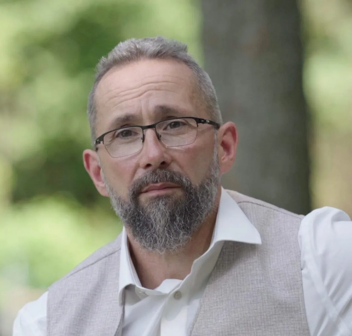 Sven Altmann, Heilpraktiker für Psychotherapie und Hypnosetherapeut, im Porträt in einem sonnigen Wald